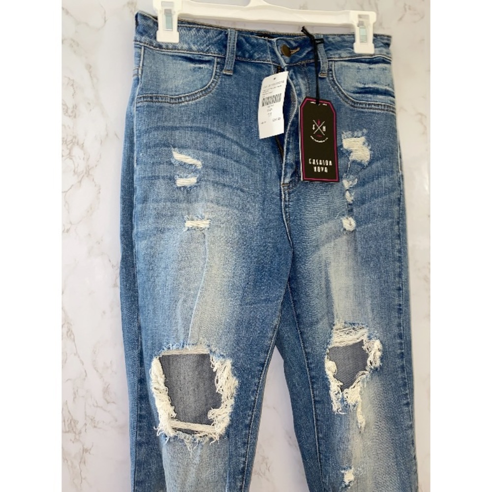 • FASHION NOVA RIPPED SKINNY JEANS •